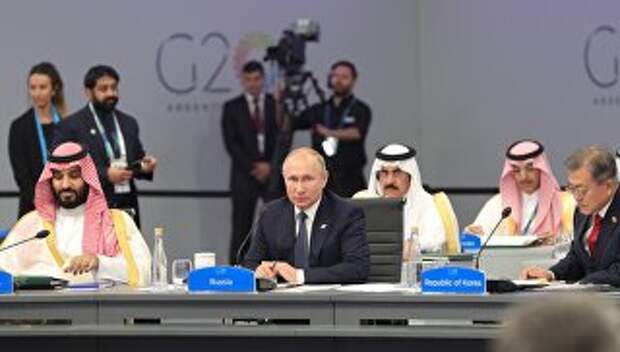 Президент РФ Владимир Путин во время беседы глав делегаций государств-участников Группы двадцати на саммите G20. Архивное фото