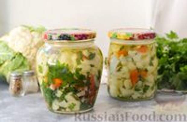 Фото к рецепту: Цветная капуста, маринованная с болгарским перцем, чесноком и петрушкой (на зиму)