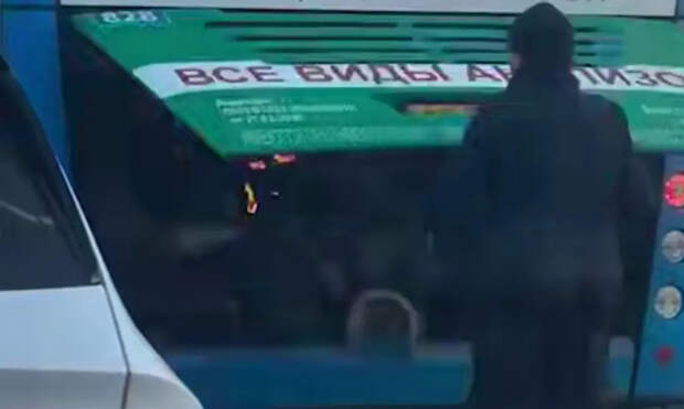 Водитель потушил загоревшийся автобус голыми руками: прокуратура начала проверку