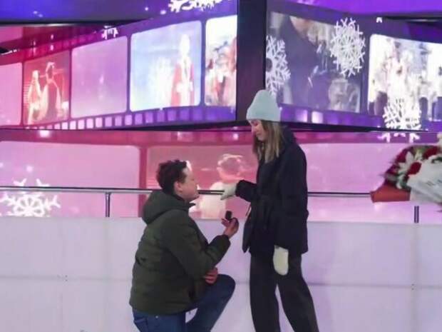 Мужчина сделал предложение своей возлюбленной на катке кинопарка «Москино»