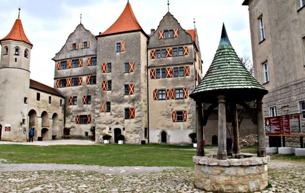Колодец замка Харбург эпохи высокого Средневековья. /Фото: livejournal.com