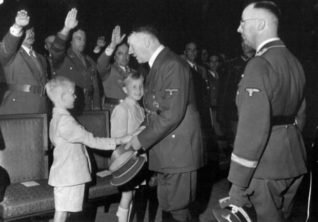 Адольф Гитлер утешает сыновей Рейнхарда Гейдриха на похоронах 9 июня 1942 года