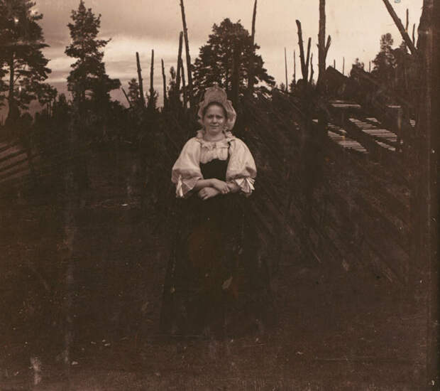 Крестьянка Олонецкой губернии в старинном костюме, 1909 год