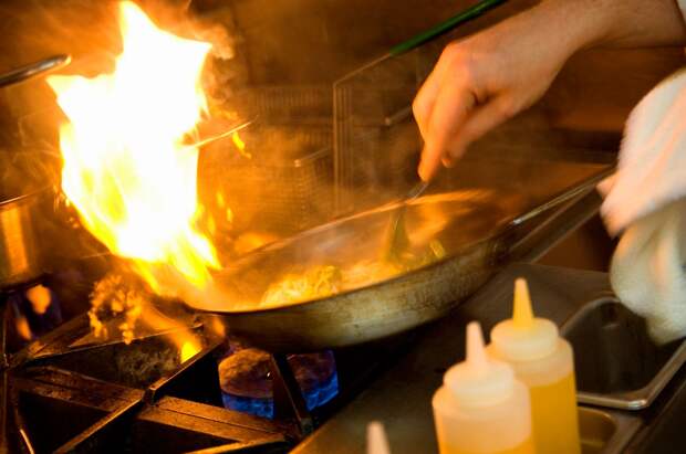 Врач Харлов предупредил об опасности антипригарной посуды при нагревании