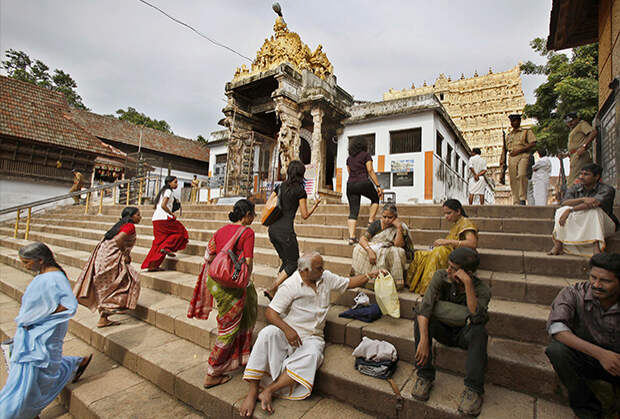 Верующие на ступенях Падманабхасвами