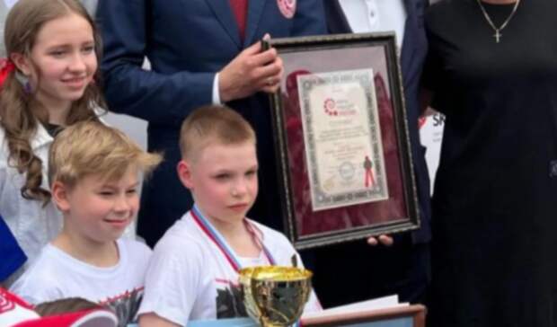 Школьник из Верхней Пышмы установил рекорд России по силовому подходу на брусьях