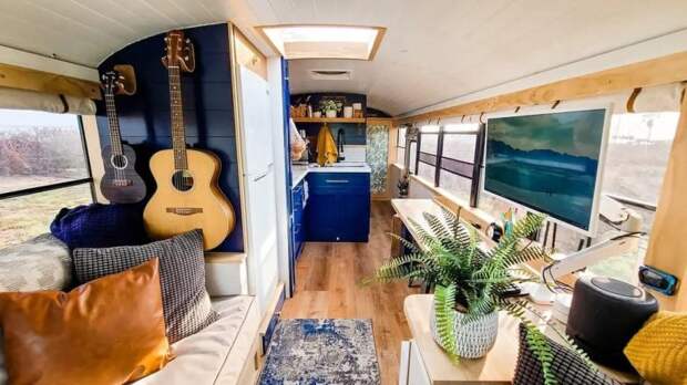 Как автобус, который стал домом для семьи из 6 человек, четырех кошек и собаки