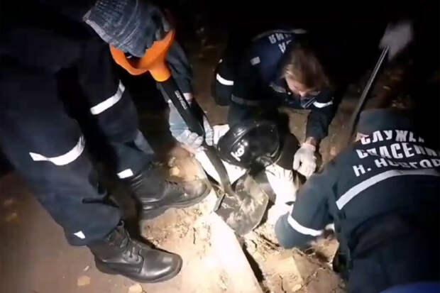 В Нижнем Новгороде спасателям пришлось откапывать ребенка, провалившегося в яму