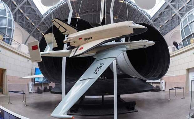 Легенда. Внутри макета орбитального корабля «Буран БТС-001» рядом с павильоном «Космос» оборудован интерактивный музей, где можно посмотреть фильм об этом легендарном ракетоплане и поуправлять его посадкой на космодроме Байконур в режиме реального времени. 