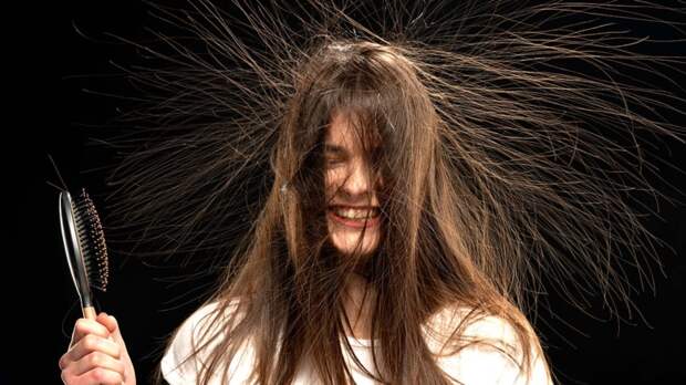 Почему электризуются волосы и что с этим делать: простые лайфхаки, которые помогут сохранить прическу
