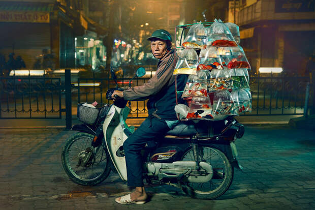 Продавец рыбок на улицах Ханоя, Вьетнам