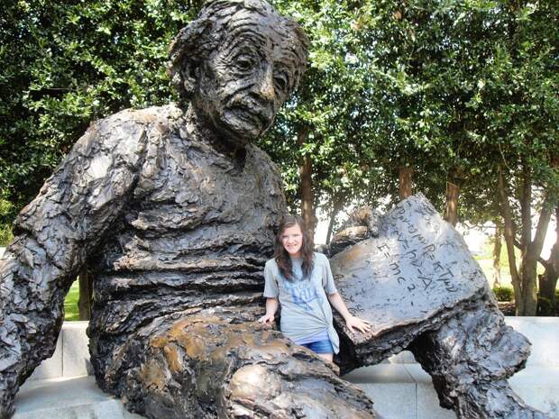 Статуя Альберт Эйнштейн.