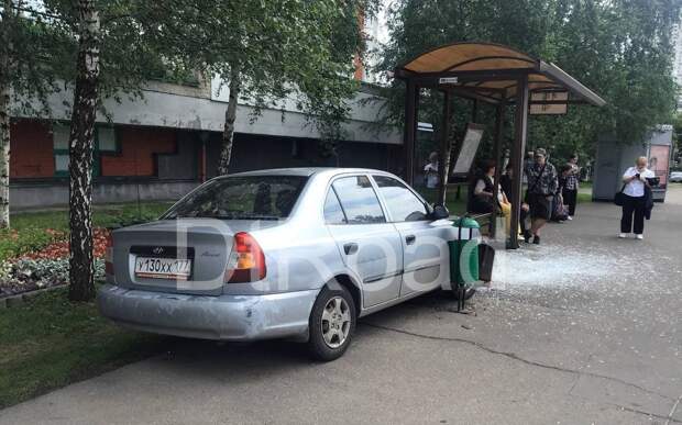 Автоледи въехала в остановку на Живописной