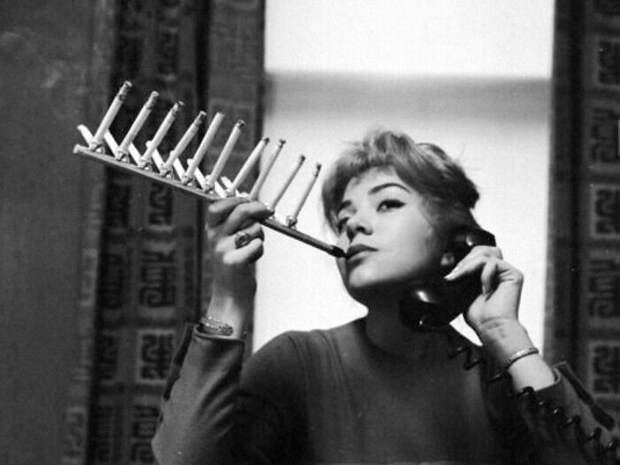 16. Изобретение 1955 года, с помощью которого можно скурить всю пачку за раз 16. Изобретение 1955 года, с помощью которого можно скурить всю пачку за раз