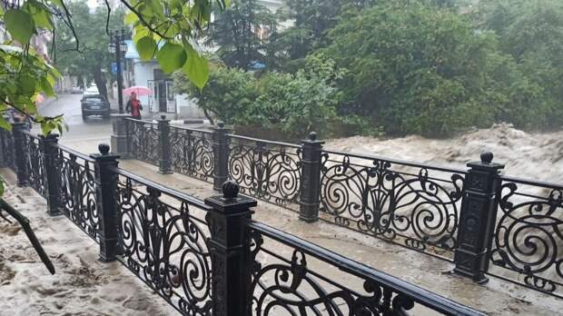 Власти Ялты сообщили об уходе воды из большей части подтопленного города