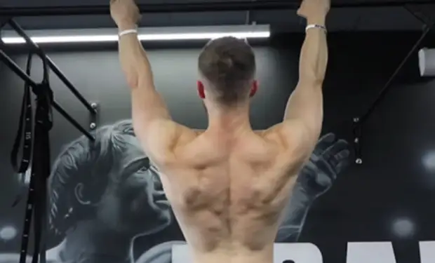 Вис на турнике