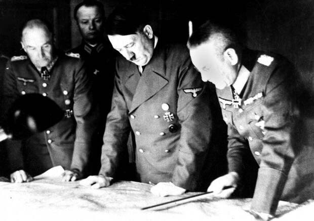 Адольф Гитлер, фельдмаршал фон Браухич и генерал Гальдер над картой СССР в августе 1941 года. Фото в свободном доступе.