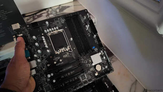 Эта плата поддерживает DDR5-4800 и DDR4-2666, и её даже прорекламировала сама Intel. ASRock выпускает модель H610M Combo