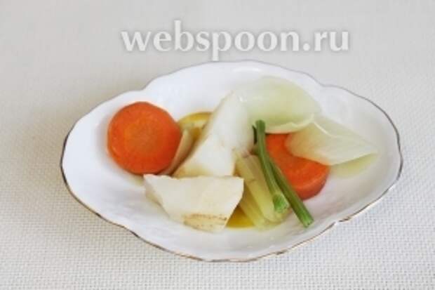 Когда картофель будет готов, но ещё не разварится, вынуть все бульонные овощи.
