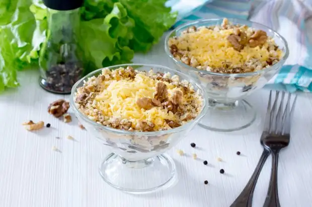 Салат из курицы с плавленым сыром, чипсами и черносливом Салат из курицы с плавленым сыром, чипсами и черносливом