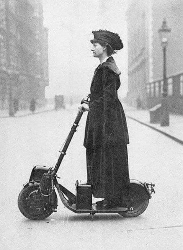 Леди Флоренс Норман едет на работу на своем самокате, 1916 год.