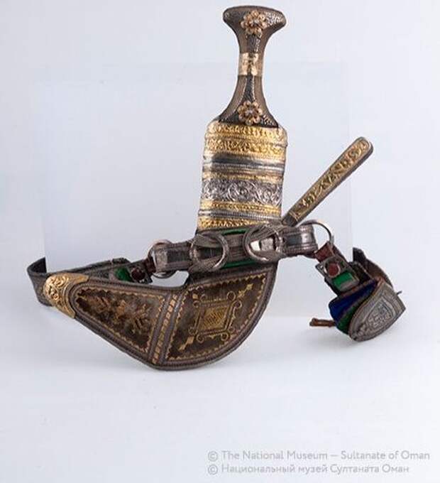 Кинжал, тип сури. Северный Оман, XIX в. Рог жирафа, дерево, золотые и серебряные нити, серебро, кожа, железо. Национальный музей Султаната Оман