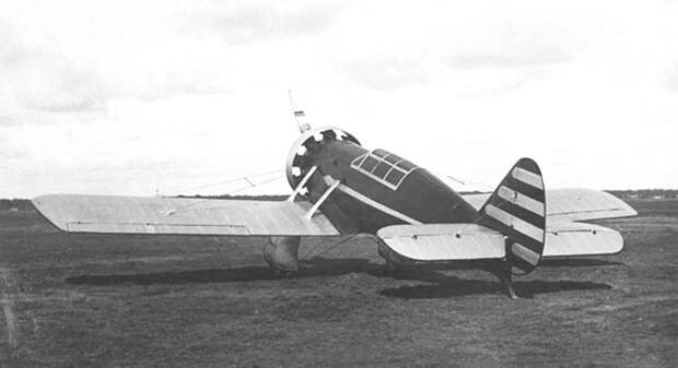 Легкий самолет АИР-7, разработанный конструкторским коллективом Александра Яковлева, стал одной из главных новинок, продемонстрированных на авиапараде 18 августа 1933 года