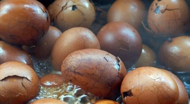 Вареные в мальчишечьей моче яйца - традиционное китайское лакомство