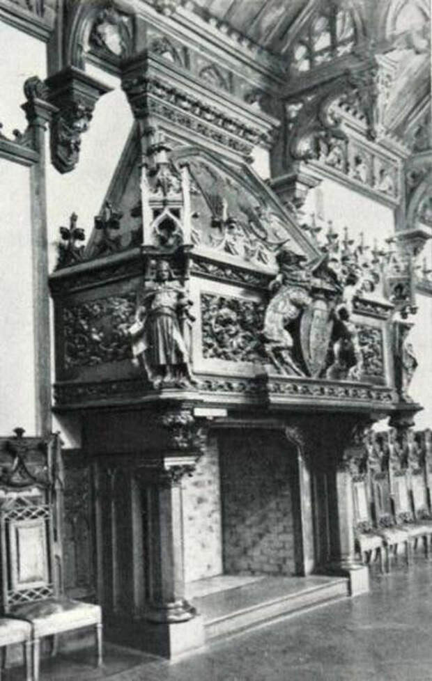 Готическая столовая. Старое фото.