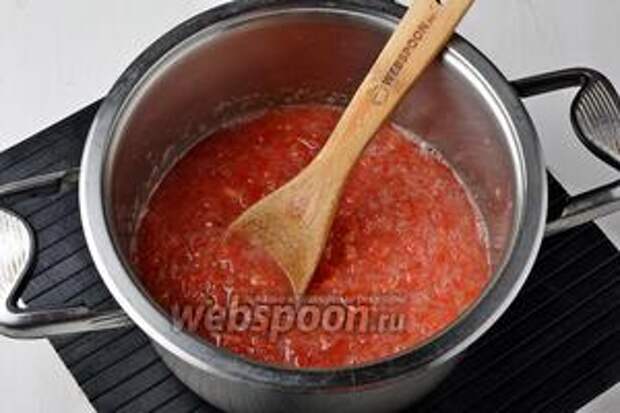 Переложить помидоры в толстостенную кастрюлю и поставить её на огонь.