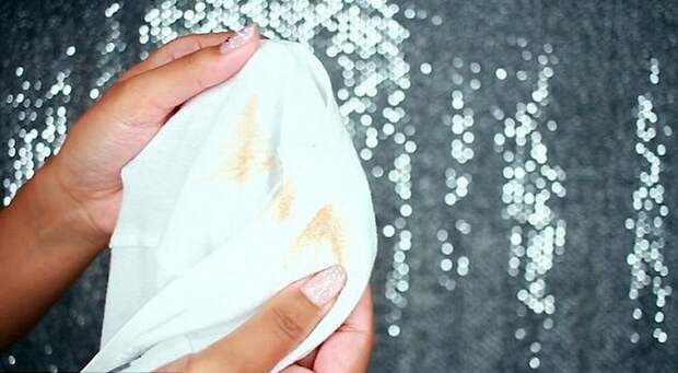 Как вывести пятна от тонального крема и пудры с одежды: гениальный лайфхак