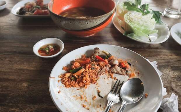 В Азии принято оставлять на тарелке еду, чтобы показать, что угощение было сытным. /Фото: chuavanhanh.vn