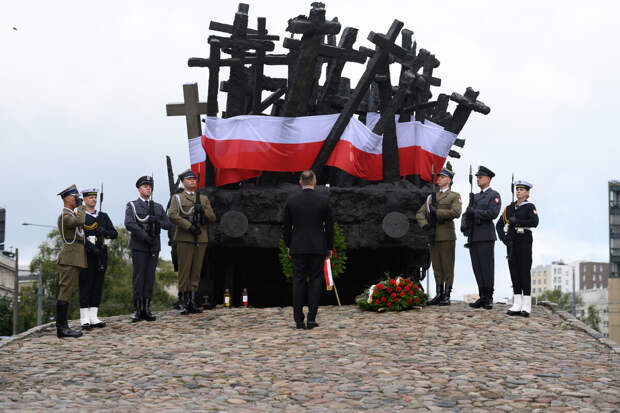 FT: Польша готовит иск к России о репарациях за "советское господство"
