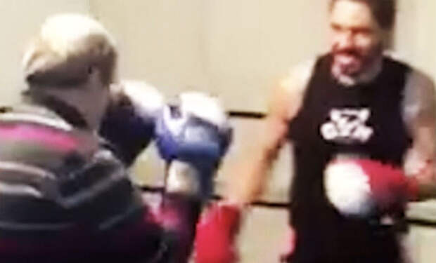 Пенсионер вошел на ринг к боксеру: самоуверенного спортсмена хватило на 15 секунд