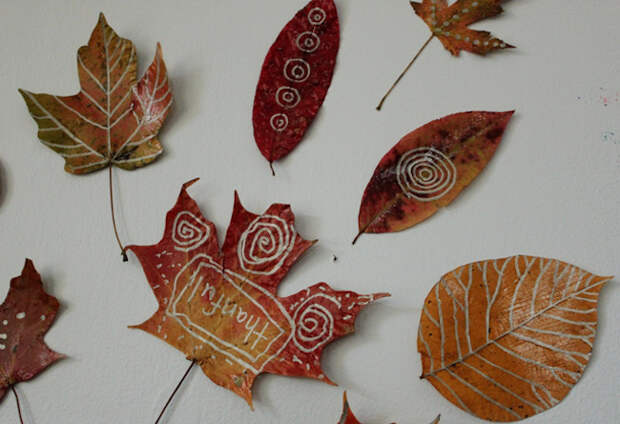 Декор осенними листьями - необычная роспись