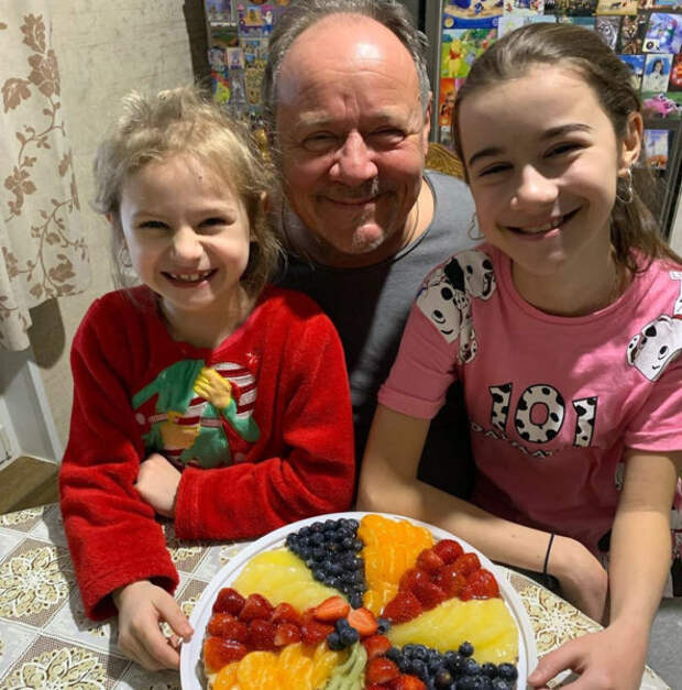 Алексей Маклаков с младшими дочками