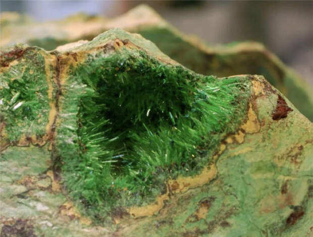 Здесь галерея - листайте. Купросклодовскит - радиоактивный минерал урановых месторождений