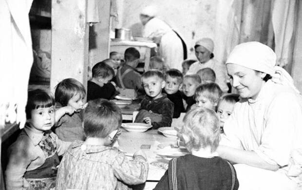 Воспитанники детских яслей за обедом в бомбоубежище. Сентябрь 1941 г. Ленинград.