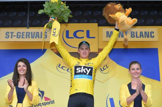 Chris Froome on the stage 19 podium. (фото: Tim de Waele/TDWSport.com)