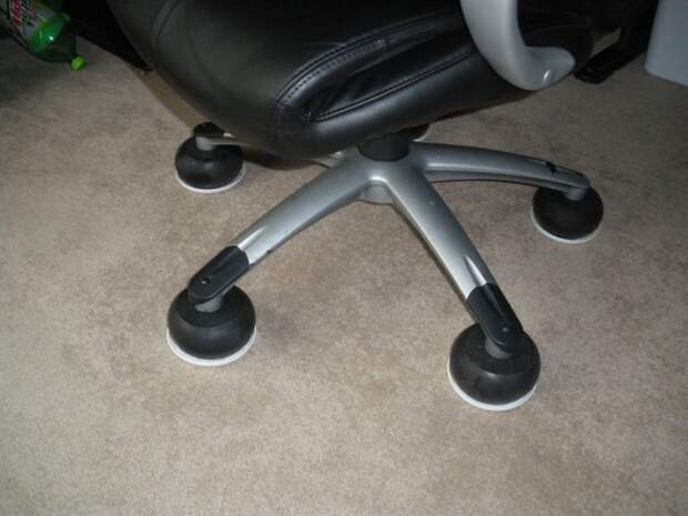 Офисное кресло не едет и портит ковер Замените ролики на ножки