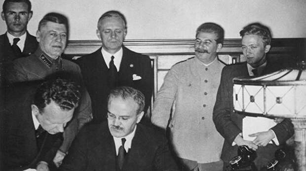 Молотов подписывает договор о ненападении между Германией и Советским Союзом