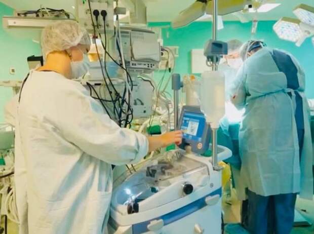В ФГБУ «НМИЦ им. Г.И. Турнера» Минздрава России поступила пациентка с врождённым правосторонним кифосколиозом грудного отдела позвоночника и деформацией грудной клетки. Пациентке требовалось проведение нескольких операций. Два года назад врачи центра Турнера уже выполнили пациентке микрохирургическое удаление интра-экстрадурального объёмного образования позвоночного канала, а также дефиксацию невральных структур под контролем нейрофизиологического мониторинга. Гистология показала, что это была липома.