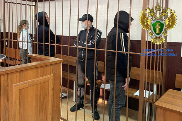 Суд увеличил на три месяца срок курьеру, забравшей деньги у Долиной