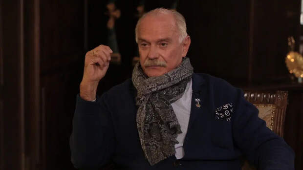 Секрет последних дней года: Михалков не выдал друга, облившего Путина вином