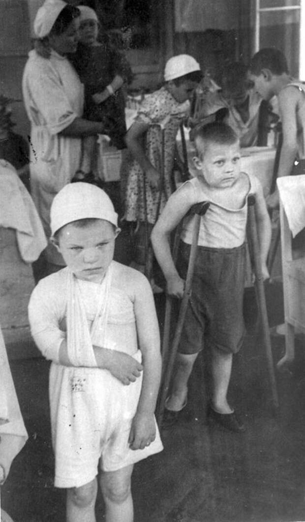 Раненые дети, пострадавшие от артиллерийских обстрелов города, в Ленинградском государственном Педиатрическом институте. Июль 1943 г. Ленинград.