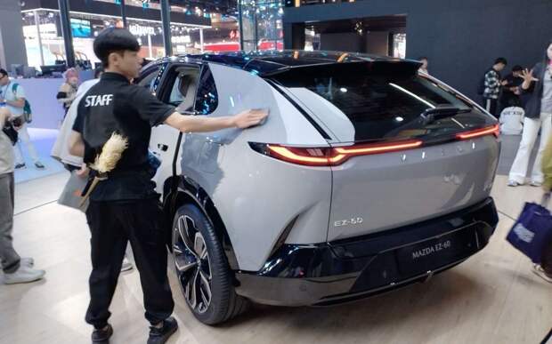 В Китае этот кроссовер мгновенно стал хитом: его привезли в Россию