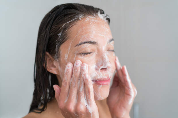Для мытья лица нельзя применять мыло для посуды. /Фото: news.in-cosmetics.com