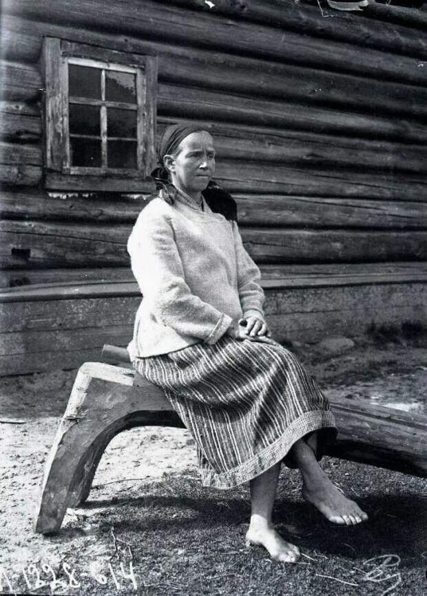 И напоследок, сколько раз показывала это фото карелки, но только недавно заметила на чем женщина сидит.