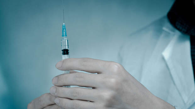 Более 40% опрошенных россиян отказались делать прививку от COVID-19