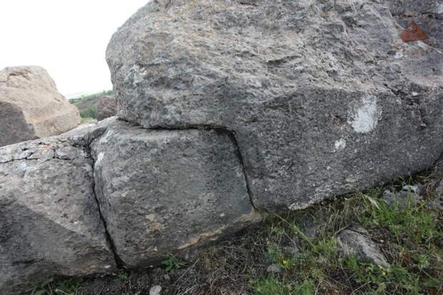 Каменный хаос из остатков древних сооружений в Хаттусе